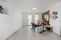 Cette spacieuse villa comprenant pas moins de 5 chambres et 3 salles de bains est situ&eacute;e dans un quartier r&eacute;sidentiel, sur un terrain de 15a85ca.

En entrant dans la maison, vous acc&eacute;dez au hall d&rsquo;entr&eacute;e avec un WC invit&eacute;s s&eacute;par&eacute;. En 2002, la pro