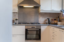 Cette spacieuse villa comprenant pas moins de 5 chambres et 3 salles de bains est situ&eacute;e dans un quartier r&eacute;sidentiel, sur un terrain de 15a85ca.

En entrant dans la maison, vous acc&eacute;dez au hall d&rsquo;entr&eacute;e avec un WC invit&eacute;s s&eacute;par&eacute;. En 2002, la pro