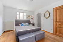 Cette spacieuse villa comprenant pas moins de 5 chambres et 3 salles de bains est situ&eacute;e dans un quartier r&eacute;sidentiel, sur un terrain de 15a85ca.

En entrant dans la maison, vous acc&eacute;dez au hall d&rsquo;entr&eacute;e avec un WC invit&eacute;s s&eacute;par&eacute;. En 2002, la pro