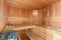 Cette spacieuse villa comprenant pas moins de 5 chambres et 3 salles de bains est situ&eacute;e dans un quartier r&eacute;sidentiel, sur un terrain de 15a85ca.

En entrant dans la maison, vous acc&eacute;dez au hall d&rsquo;entr&eacute;e avec un WC invit&eacute;s s&eacute;par&eacute;. En 2002, la pro