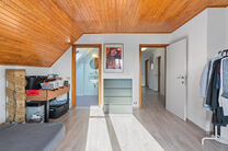 Cette spacieuse villa comprenant pas moins de 5 chambres et 3 salles de bains est situ&eacute;e dans un quartier r&eacute;sidentiel, sur un terrain de 15a85ca.

En entrant dans la maison, vous acc&eacute;dez au hall d&rsquo;entr&eacute;e avec un WC invit&eacute;s s&eacute;par&eacute;. En 2002, la pro