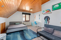 Cette spacieuse villa comprenant pas moins de 5 chambres et 3 salles de bains est situ&eacute;e dans un quartier r&eacute;sidentiel, sur un terrain de 15a85ca.

En entrant dans la maison, vous acc&eacute;dez au hall d&rsquo;entr&eacute;e avec un WC invit&eacute;s s&eacute;par&eacute;. En 2002, la pro