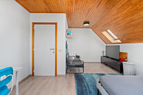 Cette spacieuse villa comprenant pas moins de 5 chambres et 3 salles de bains est situ&eacute;e dans un quartier r&eacute;sidentiel, sur un terrain de 15a85ca.

En entrant dans la maison, vous acc&eacute;dez au hall d&rsquo;entr&eacute;e avec un WC invit&eacute;s s&eacute;par&eacute;. En 2002, la pro