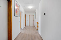 Cette spacieuse villa comprenant pas moins de 5 chambres et 3 salles de bains est situ&eacute;e dans un quartier r&eacute;sidentiel, sur un terrain de 15a85ca.

En entrant dans la maison, vous acc&eacute;dez au hall d&rsquo;entr&eacute;e avec un WC invit&eacute;s s&eacute;par&eacute;. En 2002, la pro