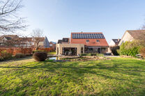 Cette spacieuse villa comprenant pas moins de 5 chambres et 3 salles de bains est situ&eacute;e dans un quartier r&eacute;sidentiel, sur un terrain de 15a85ca.

En entrant dans la maison, vous acc&eacute;dez au hall d&rsquo;entr&eacute;e avec un WC invit&eacute;s s&eacute;par&eacute;. En 2002, la pro