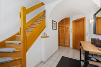 Cette spacieuse villa comprenant pas moins de 5 chambres et 3 salles de bains est situ&eacute;e dans un quartier r&eacute;sidentiel, sur un terrain de 15a85ca.

En entrant dans la maison, vous acc&eacute;dez au hall d&rsquo;entr&eacute;e avec un WC invit&eacute;s s&eacute;par&eacute;. En 2002, la pro
