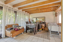 Cette maison familiale avec 3 chambres, garage et jardin est située sur un terrain de 5a94ca dans un lotissement agréable et calme, à un excellent emplacement à proximité du célèbre Château et Parc de Kruikenburg.

DESCRIPTION :
Au rez-de-chaussé