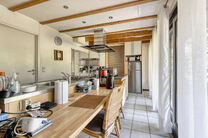 Cette maison familiale avec 3 chambres, garage et jardin est située sur un terrain de 5a94ca dans un lotissement agréable et calme, à un excellent emplacement à proximité du célèbre Château et Parc de Kruikenburg.

DESCRIPTION :
Au rez-de-chaussé