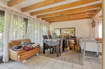 Cette maison familiale avec 3 chambres, garage et jardin est située sur un terrain de 5a94ca dans un lotissement agréable et calme, à un excellent emplacement à proximité du célèbre Château et Parc de Kruikenburg.

DESCRIPTION :
Au rez-de-chaussé