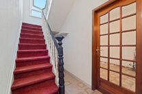 Cette maison avec trois grandes chambres et jardin est idéalement située près du centre de Vilvorde, avec de nombreux services à proximité.

AGENCEMENT:
Au rez-de-chaussée, nous entrons dans la maison par un hall d’entrée avec escalier vers le pr