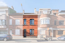 Cette maison avec trois grandes chambres et jardin est idéalement située près du centre de Vilvorde, avec de nombreux services à proximité.

AGENCEMENT:
Au rez-de-chaussée, nous accédons à la maison par un hall d’entrée avec un escalier menant 