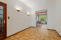 Cette maison avec trois grandes chambres et jardin est idéalement située près du centre de Vilvorde, avec de nombreux services à proximité.

AGENCEMENT:
Au rez-de-chaussée, nous accédons à la maison par un hall d’entrée avec un escalier menant 