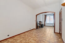 Cette maison avec trois grandes chambres et jardin est idéalement située près du centre de Vilvorde, avec de nombreux services à proximité.

AGENCEMENT:
Au rez-de-chaussée, nous accédons à la maison par un hall d’entrée avec un escalier menant 