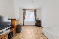 Cette maison avec trois grandes chambres et jardin est idéalement située près du centre de Vilvorde, avec de nombreux services à proximité.

AGENCEMENT:
Au rez-de-chaussée, nous accédons à la maison par un hall d’entrée avec un escalier menant 