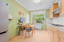 Cette maison avec trois grandes chambres et jardin est idéalement située près du centre de Vilvorde, avec de nombreux services à proximité.

AGENCEMENT:
Au rez-de-chaussée, nous accédons à la maison par un hall d’entrée avec un escalier menant 