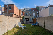 Cette maison avec trois grandes chambres et jardin est idéalement située près du centre de Vilvorde, avec de nombreux services à proximité.

AGENCEMENT:
Au rez-de-chaussée, nous accédons à la maison par un hall d’entrée avec un escalier menant 