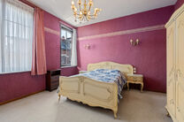 Cette maison avec trois grandes chambres et jardin est idéalement située près du centre de Vilvorde, avec de nombreux services à proximité.

AGENCEMENT:
Au rez-de-chaussée, nous accédons à la maison par un hall d’entrée avec un escalier menant 