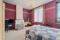 Cette maison avec trois grandes chambres et jardin est idéalement située près du centre de Vilvorde, avec de nombreux services à proximité.

AGENCEMENT:
Au rez-de-chaussée, nous accédons à la maison par un hall d’entrée avec un escalier menant 