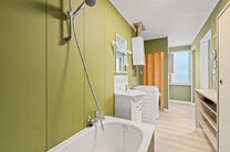 Cette maison avec trois grandes chambres et jardin est idéalement située près du centre de Vilvorde, avec de nombreux services à proximité.

AGENCEMENT:
Au rez-de-chaussée, nous accédons à la maison par un hall d’entrée avec un escalier menant 