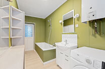 Cette maison avec trois grandes chambres et jardin est idéalement située près du centre de Vilvorde, avec de nombreux services à proximité.

AGENCEMENT:
Au rez-de-chaussée, nous accédons à la maison par un hall d’entrée avec un escalier menant 