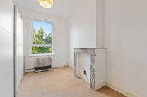 Cette maison avec trois grandes chambres et jardin est idéalement située près du centre de Vilvorde, avec de nombreux services à proximité.

AGENCEMENT:
Au rez-de-chaussée, nous accédons à la maison par un hall d’entrée avec un escalier menant 