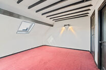 Cette maison avec trois grandes chambres et jardin est idéalement située près du centre de Vilvorde, avec de nombreux services à proximité.

AGENCEMENT:
Au rez-de-chaussée, nous accédons à la maison par un hall d’entrée avec un escalier menant 