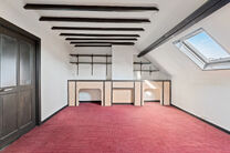 Cette maison avec trois grandes chambres et jardin est idéalement située près du centre de Vilvorde, avec de nombreux services à proximité.

AGENCEMENT:
Au rez-de-chaussée, nous accédons à la maison par un hall d’entrée avec un escalier menant 