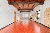 Cette charmante maison de 3 chambres est situ&eacute;e dans un environnement rural &agrave; Vilvorde (Houtem), sur un vaste terrain de 1.250 m&sup2;.

Au rez-de-chauss&eacute;e, vous trouverez un hall d&rsquo;entr&eacute;e avec toilettes invit&eacute;s s&eacute;par&eacute;es, menant vers un s&eacute;jour spaci