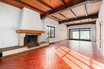 Cette charmante maison de 3 chambres est situ&eacute;e dans un environnement rural &agrave; Vilvorde (Houtem), sur un vaste terrain de 1.250 m&sup2;.

Au rez-de-chauss&eacute;e, vous trouverez un hall d&rsquo;entr&eacute;e avec toilettes invit&eacute;s s&eacute;par&eacute;es, menant vers un s&eacute;jour spaci