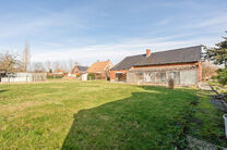 Cette charmante maison de 3 chambres est situ&eacute;e dans un environnement rural &agrave; Vilvorde (Houtem), sur un vaste terrain de 1.250 m&sup2;.

Au rez-de-chauss&eacute;e, vous trouverez un hall d&rsquo;entr&eacute;e avec toilettes invit&eacute;s s&eacute;par&eacute;es, menant vers un s&eacute;jour spaci