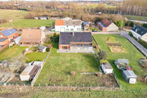 Cette charmante maison de 3 chambres est situ&eacute;e dans un environnement rural &agrave; Vilvorde (Houtem), sur un vaste terrain de 1.250 m&sup2;.

Au rez-de-chauss&eacute;e, vous trouverez un hall d&rsquo;entr&eacute;e avec toilettes invit&eacute;s s&eacute;par&eacute;es, menant vers un s&eacute;jour spaci