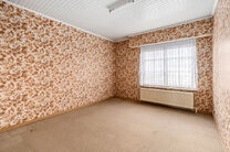 Cette charmante maison de 3 chambres est situ&eacute;e dans un environnement rural &agrave; Vilvorde (Houtem), sur un vaste terrain de 1.250 m&sup2;.

Au rez-de-chauss&eacute;e, vous trouverez un hall d&rsquo;entr&eacute;e avec toilettes invit&eacute;s s&eacute;par&eacute;es, menant vers un s&eacute;jour spaci