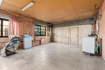 Cette charmante maison de 3 chambres est situ&eacute;e dans un environnement rural &agrave; Vilvorde (Houtem), sur un vaste terrain de 1.250 m&sup2;.

Au rez-de-chauss&eacute;e, vous trouverez un hall d&rsquo;entr&eacute;e avec toilettes invit&eacute;s s&eacute;par&eacute;es, menant vers un s&eacute;jour spaci