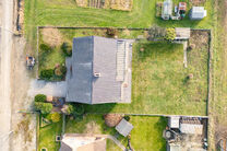 Cette charmante maison de 3 chambres est situ&eacute;e dans un environnement rural &agrave; Vilvorde (Houtem), sur un vaste terrain de 1.250 m&sup2;.

Au rez-de-chauss&eacute;e, vous trouverez un hall d&rsquo;entr&eacute;e avec toilettes invit&eacute;s s&eacute;par&eacute;es, menant vers un s&eacute;jour spaci