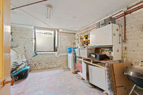 Cette maison avec trois grandes chambres et jardin est id&eacute;alement situ&eacute;e pr&egrave;s du centre de Vilvorde, avec de nombreux services &agrave; proximit&eacute;.

AGENCEMENT:
Au rez-de-chauss&eacute;e, nous acc&eacute;dons &agrave; la maison par un hall d&rsquo;entr&eacute;e avec un escalier menant 