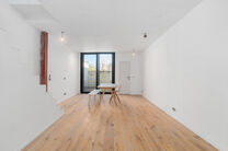 Cette maison avec 2 grandes chambres et une terrasse a &eacute;t&eacute; enti&egrave;rement r&eacute;nov&eacute;e avec des mat&eacute;riaux de haute qualit&eacute;.
Elle est situ&eacute;e dans un quartier r&eacute;sidentiel &agrave; Peutie (Vilvorde).

La composition est la suivante : Au rez-de-chauss&eacute;e se trouve