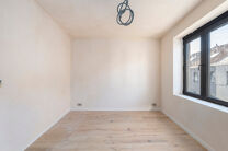 Cette maison avec 2 grandes chambres et une terrasse a &eacute;t&eacute; enti&egrave;rement r&eacute;nov&eacute;e avec des mat&eacute;riaux de haute qualit&eacute;.
Elle est situ&eacute;e dans un quartier r&eacute;sidentiel &agrave; Peutie (Vilvorde).

La composition est la suivante : Au rez-de-chauss&eacute;e se trouve