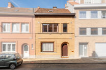 Maison familiale pr&ecirc;te &agrave; emm&eacute;nager avec 3 chambres, id&eacute;alement situ&eacute;e dans le cadre rural de Koningslo, alliant un environnement calme et r&eacute;sidentiel &agrave; une excellente accessibilit&eacute; vers la Flandre et la R&eacute;gion de Bruxelles-Capitale.

Implant&eacute;e s