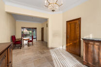 Maison familiale pr&ecirc;te &agrave; emm&eacute;nager avec 3 chambres, id&eacute;alement situ&eacute;e dans le cadre rural de Koningslo, alliant un environnement calme et r&eacute;sidentiel &agrave; une excellente accessibilit&eacute; vers la Flandre et la R&eacute;gion de Bruxelles-Capitale.

Implant&eacute;e s