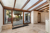 Maison familiale pr&ecirc;te &agrave; emm&eacute;nager avec 3 chambres, id&eacute;alement situ&eacute;e dans le cadre rural de Koningslo, alliant un environnement calme et r&eacute;sidentiel &agrave; une excellente accessibilit&eacute; vers la Flandre et la R&eacute;gion de Bruxelles-Capitale.

Implant&eacute;e s