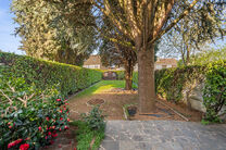 Maison familiale pr&ecirc;te &agrave; emm&eacute;nager avec 3 chambres, id&eacute;alement situ&eacute;e dans le cadre rural de Koningslo, alliant un environnement calme et r&eacute;sidentiel &agrave; une excellente accessibilit&eacute; vers la Flandre et la R&eacute;gion de Bruxelles-Capitale.

Implant&eacute;e s