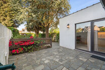 Maison familiale pr&ecirc;te &agrave; emm&eacute;nager avec 3 chambres, id&eacute;alement situ&eacute;e dans le cadre rural de Koningslo, alliant un environnement calme et r&eacute;sidentiel &agrave; une excellente accessibilit&eacute; vers la Flandre et la R&eacute;gion de Bruxelles-Capitale.

Implant&eacute;e s