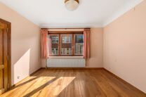 Maison familiale pr&ecirc;te &agrave; emm&eacute;nager avec 3 chambres, id&eacute;alement situ&eacute;e dans le cadre rural de Koningslo, alliant un environnement calme et r&eacute;sidentiel &agrave; une excellente accessibilit&eacute; vers la Flandre et la R&eacute;gion de Bruxelles-Capitale.

Implant&eacute;e s