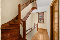 Maison familiale pr&ecirc;te &agrave; emm&eacute;nager avec 3 chambres, id&eacute;alement situ&eacute;e dans le cadre rural de Koningslo, alliant un environnement calme et r&eacute;sidentiel &agrave; une excellente accessibilit&eacute; vers la Flandre et la R&eacute;gion de Bruxelles-Capitale.

Implant&eacute;e s