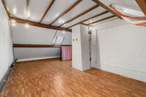 Maison familiale pr&ecirc;te &agrave; emm&eacute;nager avec 3 chambres, id&eacute;alement situ&eacute;e dans le cadre rural de Koningslo, alliant un environnement calme et r&eacute;sidentiel &agrave; une excellente accessibilit&eacute; vers la Flandre et la R&eacute;gion de Bruxelles-Capitale.

Implant&eacute;e s