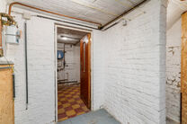 Maison familiale pr&ecirc;te &agrave; emm&eacute;nager avec 3 chambres, id&eacute;alement situ&eacute;e dans le cadre rural de Koningslo, alliant un environnement calme et r&eacute;sidentiel &agrave; une excellente accessibilit&eacute; vers la Flandre et la R&eacute;gion de Bruxelles-Capitale.

Implant&eacute;e s