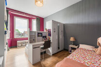 Cette maison pr&ecirc;te &agrave; emm&eacute;nager, offrant pas moins de 5 chambres, b&eacute;n&eacute;ficie d&rsquo;une excellente situation dans une rue &agrave; sens unique au calme, &agrave; proximit&eacute; imm&eacute;diate de nombreuses commodit&eacute;s.

Implant&eacute;e sur un terrain de 4a 76ca, elle dispose d&rsquo;