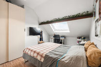 Cette maison pr&ecirc;te &agrave; emm&eacute;nager, offrant pas moins de 5 chambres, b&eacute;n&eacute;ficie d&rsquo;une excellente situation dans une rue &agrave; sens unique au calme, &agrave; proximit&eacute; imm&eacute;diate de nombreuses commodit&eacute;s.

Implant&eacute;e sur un terrain de 4a 76ca, elle dispose d&rsquo;