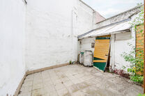 Cette spacieuse maison familiale est situ&eacute;e &agrave; proximit&eacute; du centre de Vilvorde et dispose de pas moins de 5 chambres, d&rsquo;un grenier suppl&eacute;mentaire, d&rsquo;une cave et d&rsquo;une terrasse. Gr&acirc;ce &agrave; ses beaux volumes et &agrave; ses diff&eacute;rents niveaux, la maison 
