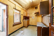 Cette spacieuse maison familiale est situ&eacute;e &agrave; proximit&eacute; du centre de Vilvorde et dispose de pas moins de 5 chambres, d&rsquo;un grenier suppl&eacute;mentaire, d&rsquo;une cave et d&rsquo;une terrasse. Gr&acirc;ce &agrave; ses beaux volumes et &agrave; ses diff&eacute;rents niveaux, la maison 